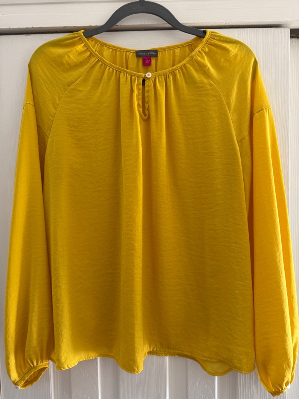💛Vince Camuto Yellow Keyhole Peasant Top💛